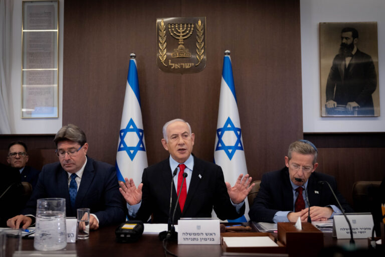 El gabinete de seguridad de Israel se reúne para discutir un acuerdo de alto el fuego con Hezbolá de Líbano
