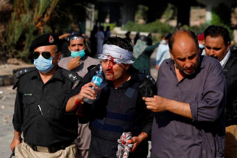 Protestas masivas en Pakistán; al menos un policía muerto y 9 heridos