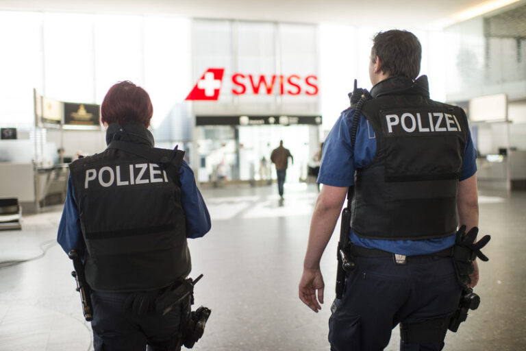 El gobierno de Suiza ha reanudado la deportación de refugiados afganos y ucranianos