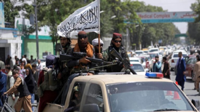 Los talibanes azotan a una mujer en la provincia de Balkh por presunta relación extramarital