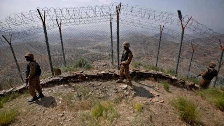 El ejército de Pakistán: Tres combatientes del TTP murieron al cruzar la frontera de Afganistán a Pakistán