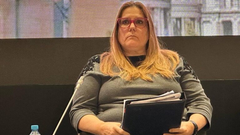 Decker: La decisión de los talibanes de prohibir la educación de las niñas debe revertirse para evitar “sufrimiento innecesario”