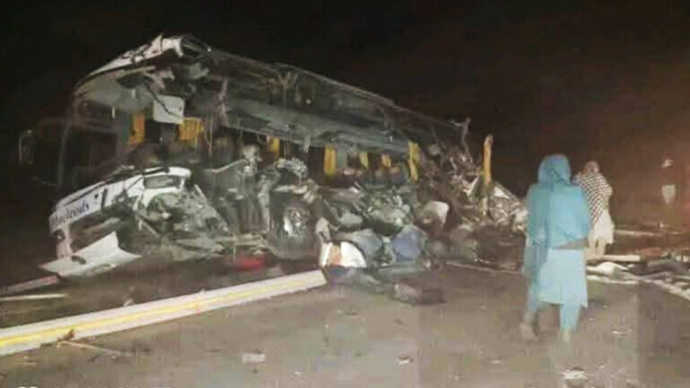 Accidente mortal de tráfico en el sur de Afganistán; 52 muertos y 65 heridos Accidente mortal de tráfico