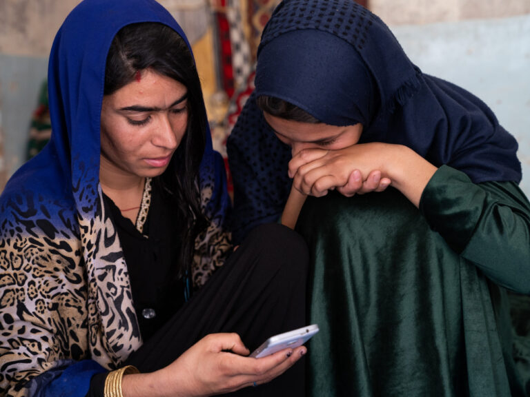 Se prohíbe el uso de teléfonos inteligentes por mujeres en la provincia de Nangarhar