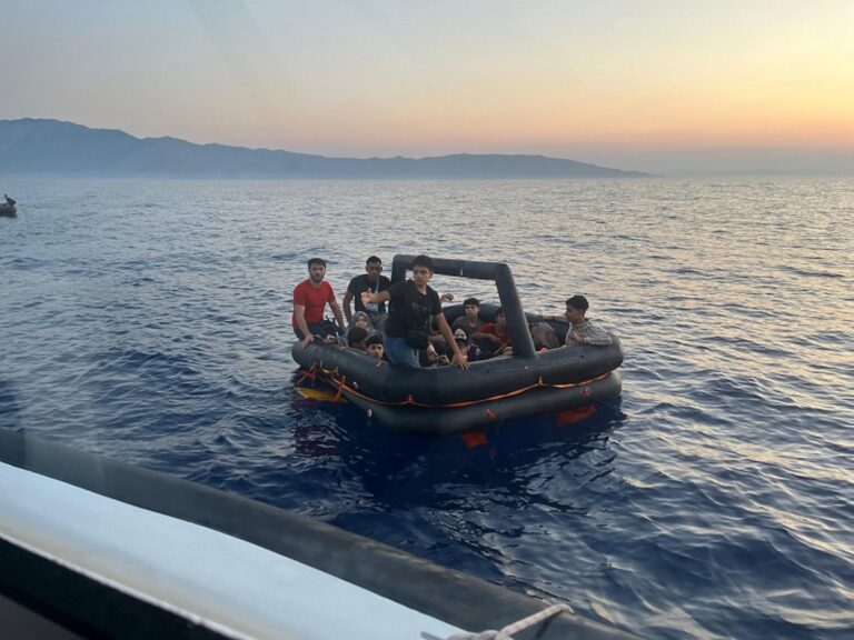 El hundimiento de un barco con ciudadanos afganos en aguas de Grecia deja ocho muertos