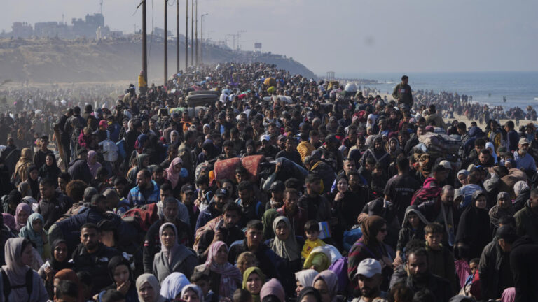 Decenas de miles de palestinos regresan al norte de Gaza