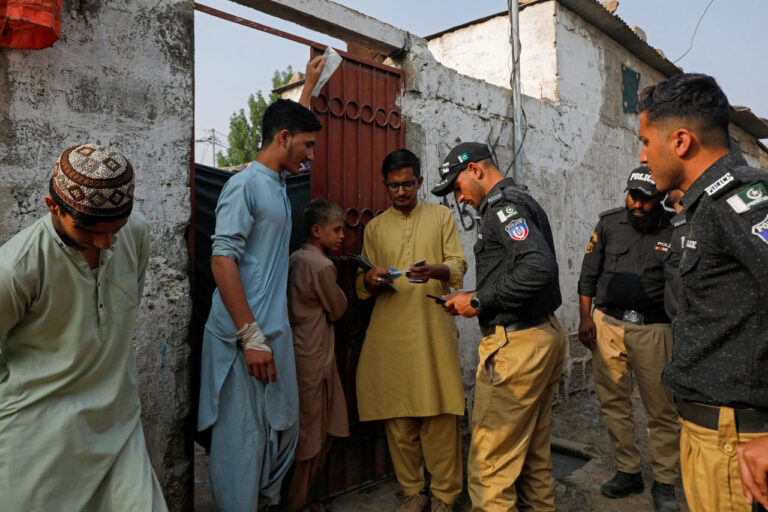 La policía de Pakistán arrestó y deportó a más de 70 ciudadanos afganos