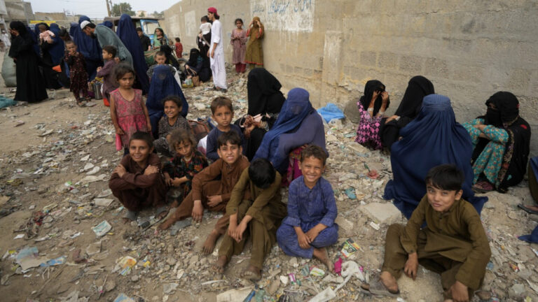 Protesta de mujeres afganas contra la expulsión forzada de migrantes afganos por parte de Pakistán