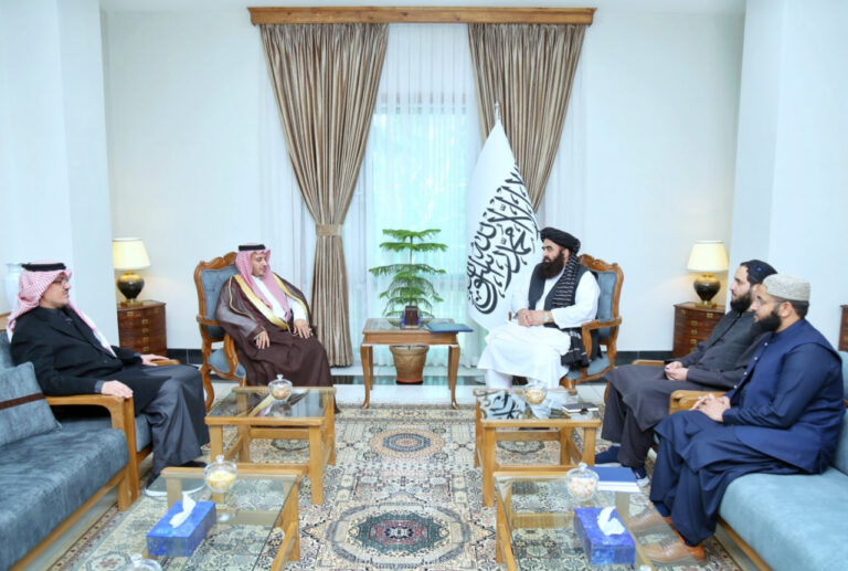 Reunión entre Muttaqi y el embajador de Arabia Saudita en Kabul; Riad apoyará a Afganistán en diversos sectores