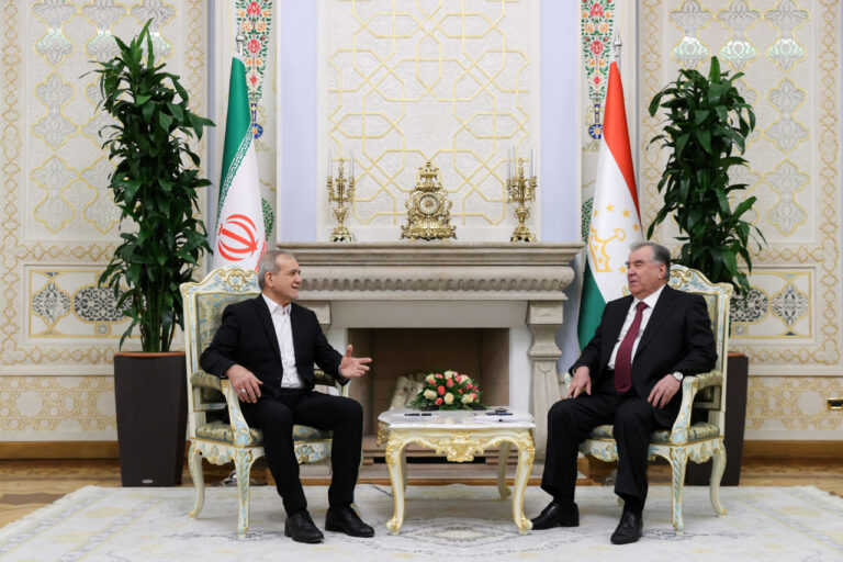 Presidentes de Irán y Tayikistán enfatizan la lucha contra el terrorismo en Afganistán