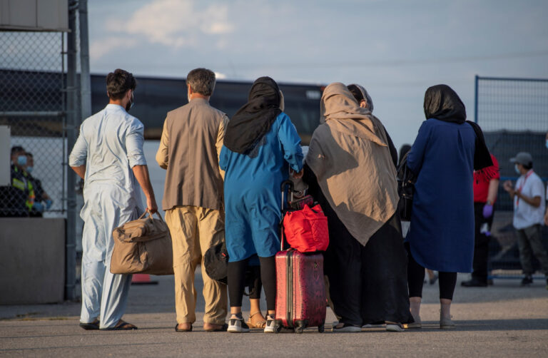 Por orden de Trump, se cancelaron los vuelos de más de 1,600 refugiados afganos a Estados Unidos