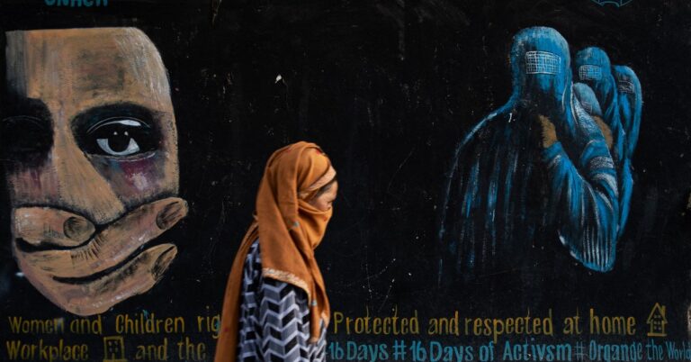 Informe anual de Human Rights Watch: Los talibanes han restringido severamente la libertad de expresión