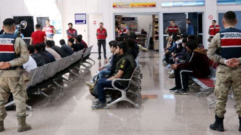 Funcionario iraní: 350 migrantes afganos son deportados diariamente desde Jorasán Razaví