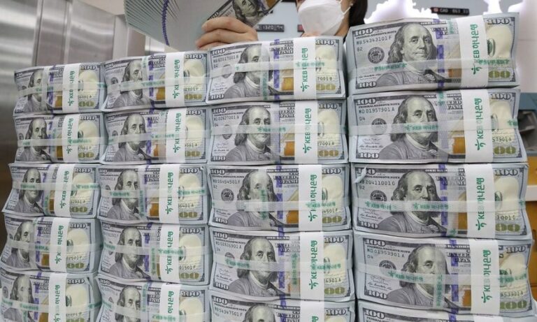 Devaluación de la moneda afgana; los talibanes inyectarán 20 millones de dólares al mercado cambiario
