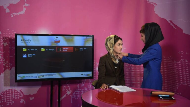 Fuentes: Los talibanes prohíben a las mujeres presentar noticias en televisión en Herat