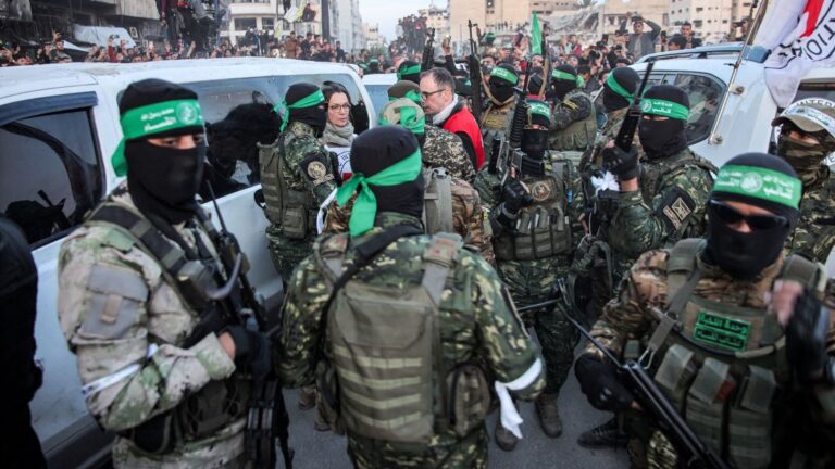 90 prisioneros palestinos fueron intercambiados por tres rehenes israelíes