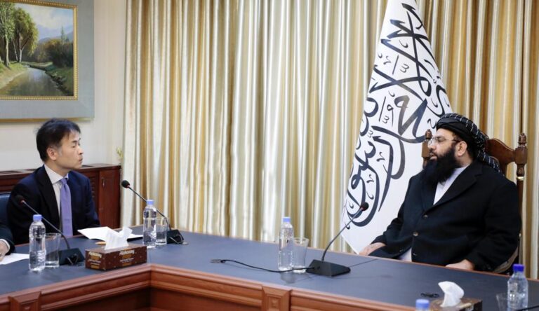 Los talibanes piden el cese de la deportación forzada de refugiados desde Irán y Pakistán