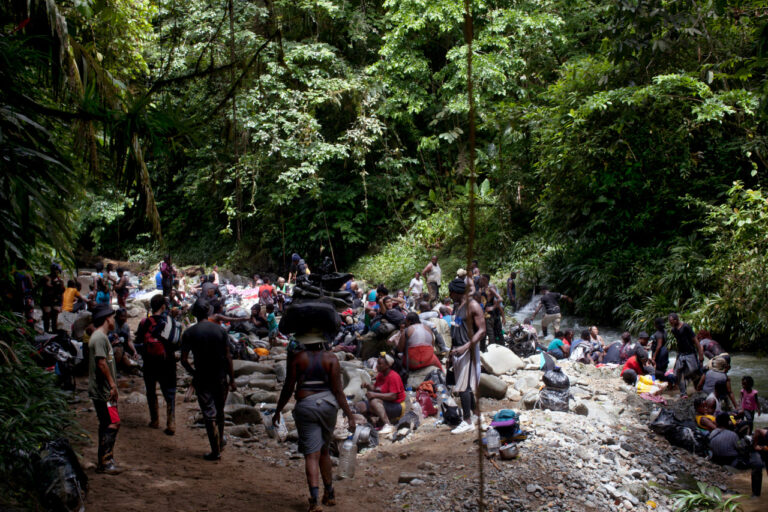 Panamá trasladó a un grupo de migrantes, incluidos afganos, a la región selvática del Darién