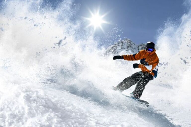El equipo de snowboard de Afganistán viaja a China para competir en torneos internacionales snowboard de Afganistán
