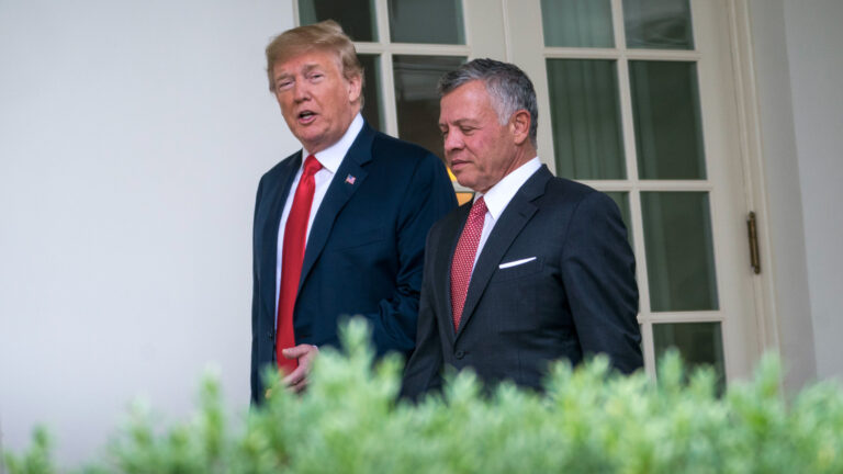 El rey de Jordania rechaza el reasentamiento de palestinos propuesto por Trump