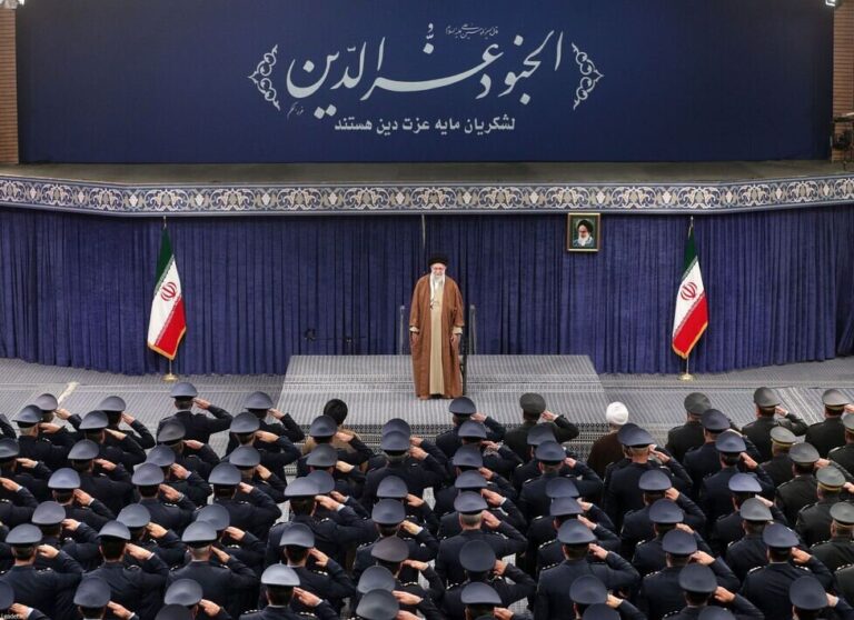 Líder de Irán: Negociar con EE.UU. no es sensato ni honorable