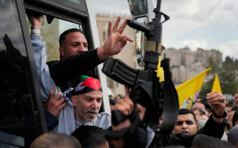 Alto el fuego en Gaza; Tres rehenes israelíes y 183 prisioneros palestinos fueron liberados
