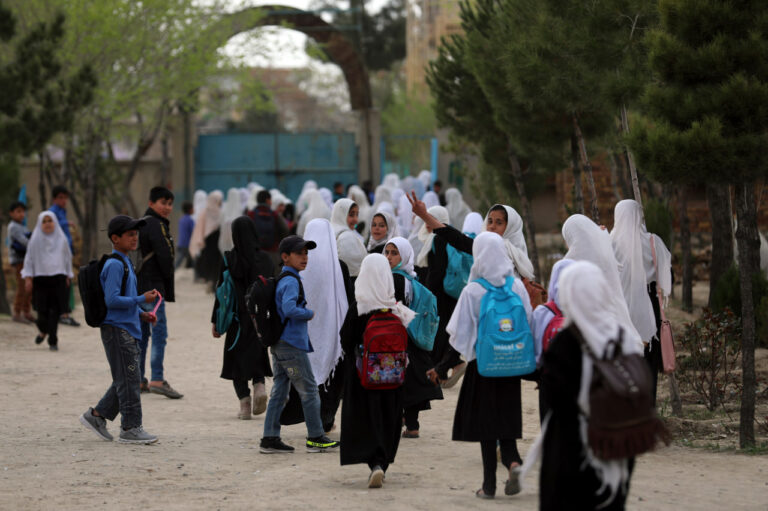 Karzai pidió a los talibanes que abran las puertas de las escuelas y universidades para las niñas