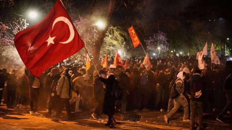 Detención del rival político de Erdoğan; la policía turca ha arrestado a más de 1,200 manifestantes