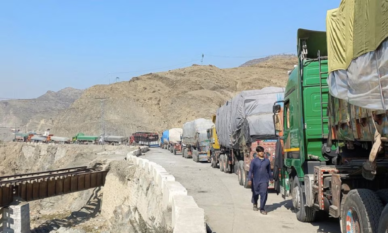 Cierre del paso fronterizo de Torkham; comerciantes afganos pierden medio millón de dólares al día