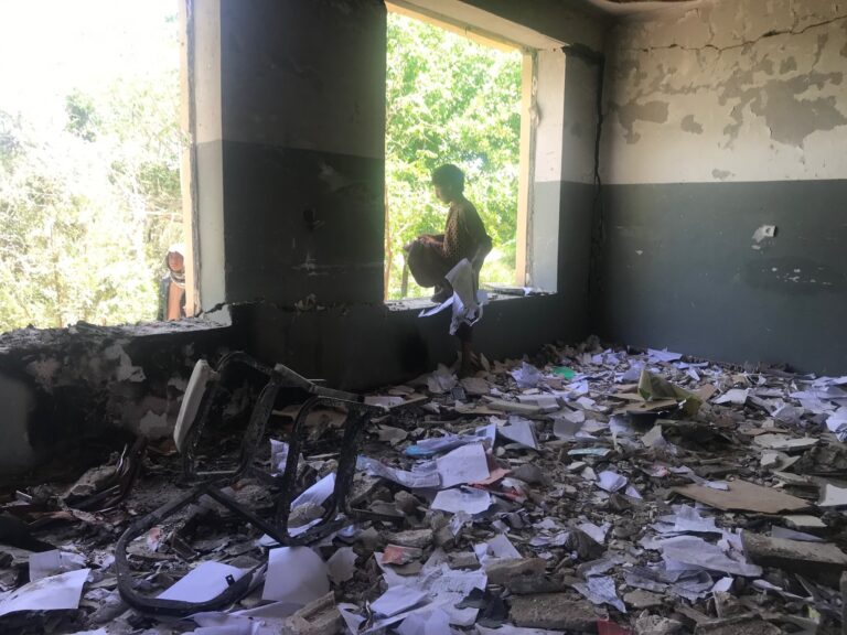 Informe de investigación reciente: Miles de centros educativos en riesgo por grupos armados
