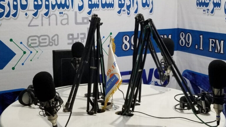 Los Talibanes en Kandahar Prohíben por Completo la Transmisión de Voces Femeninas en la Radio
