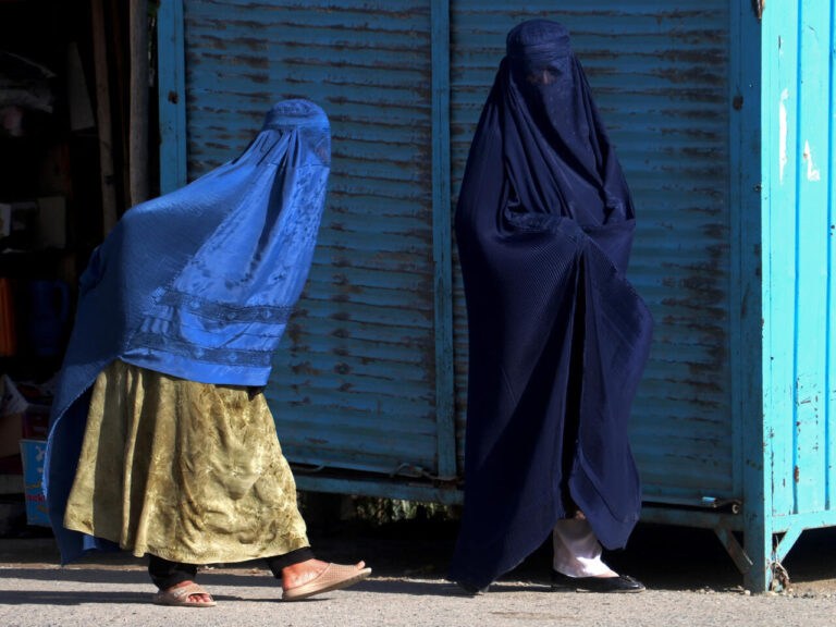 Talibanes: La presencia de mujeres en Kabul es mayor que la de los hombres