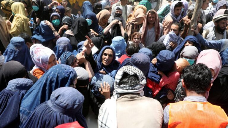 SIGAR: Los talibanes han dificultado el acceso de las mujeres a la ayuda humanitaria