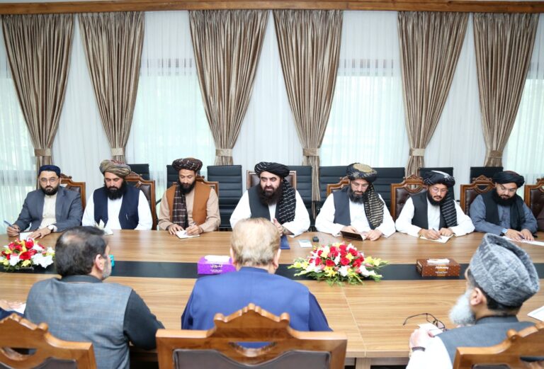 Reunión del ministro de Relaciones Exteriores de los talibanes con una delegación paquistaní en Kabul