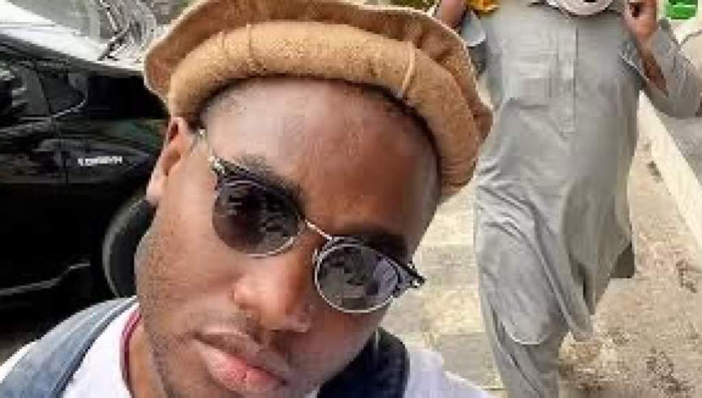 Toyeosi Osundina, un turista británico
