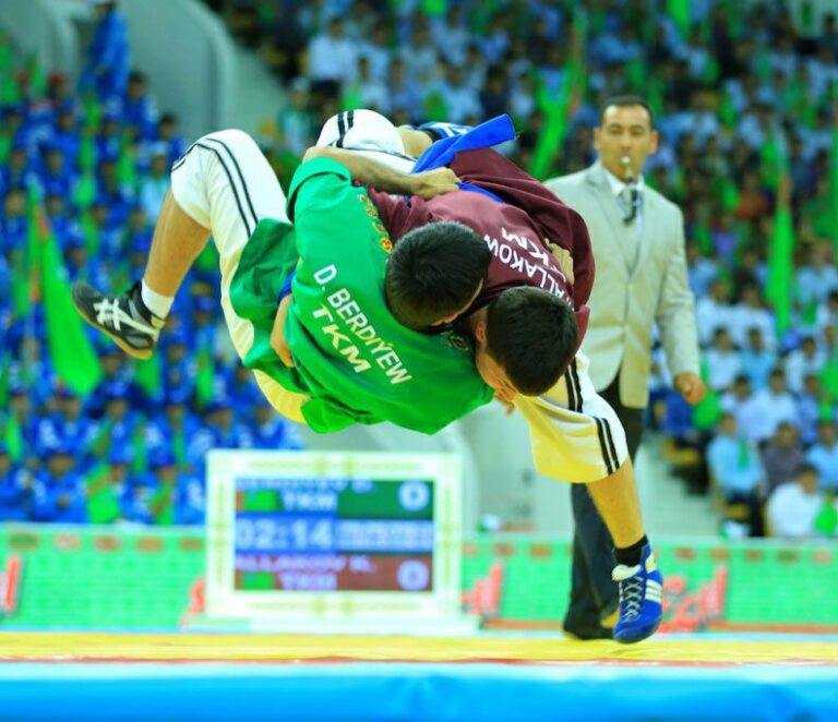 Seis medallas ganadas: advertencia de los luchadores afganos de estilo Rustami en Turkmenistán luchadores