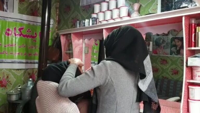 Informe: Los talibanes confiscan objetos personales y cosméticos de mujeres