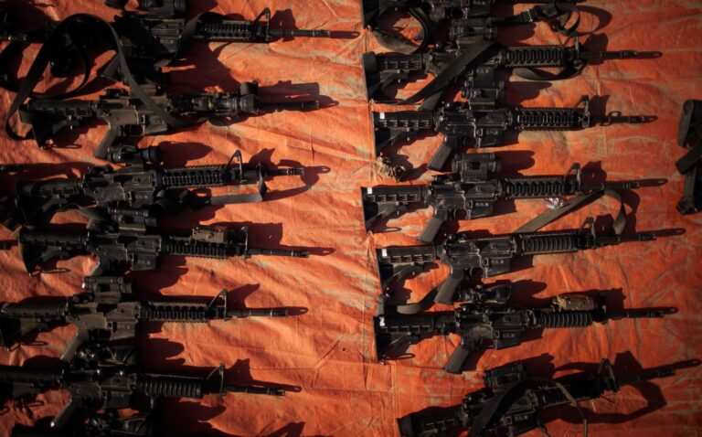 Informe: Los talibanes han vendido más de 500,000 armas estadounidenses a grupos terroristas