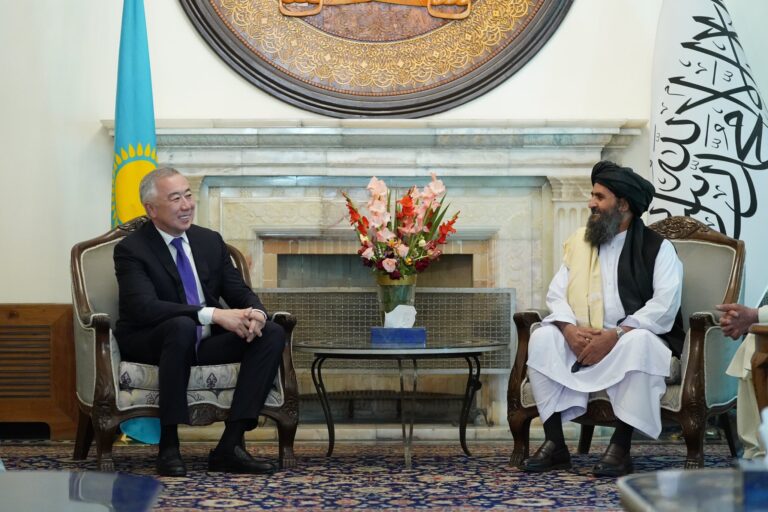 El viceprimer ministro de Kazajistán llega a Kabul para conversaciones económicas con los talibanes