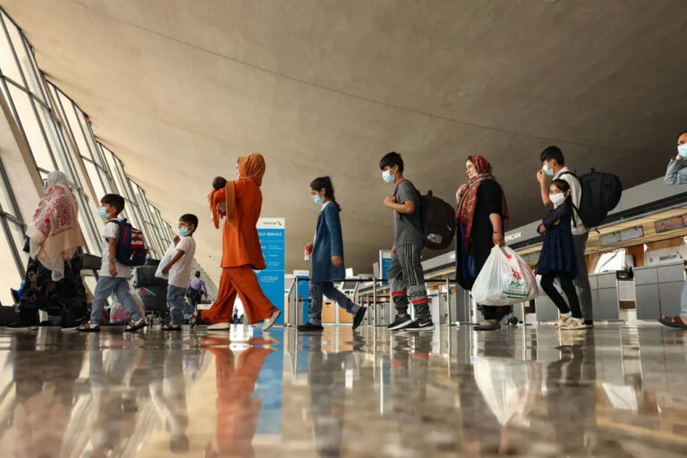 Casa Blanca: Los casos migratorios de ciudadanos afganos serán llevados a la corte