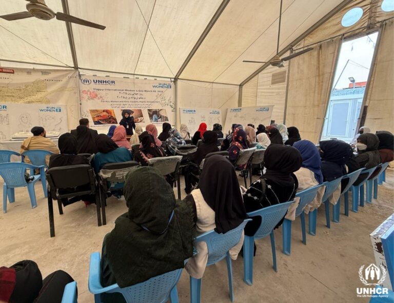 Irán y Pakistán deportaron a 250 mil migrantes afganos en un mes