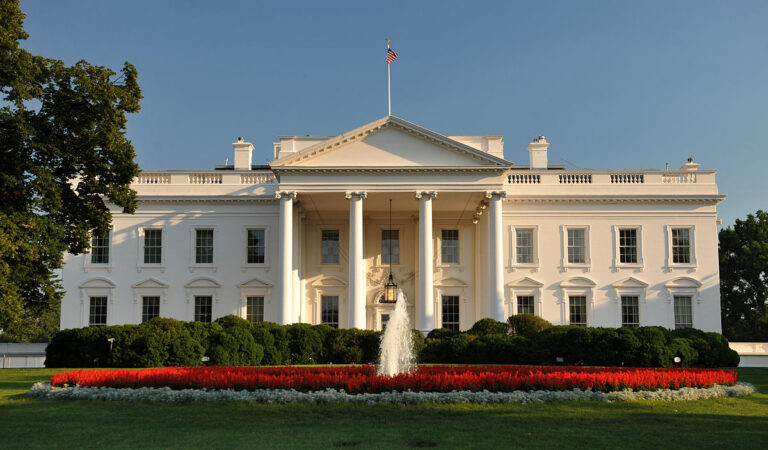 Politico: la Casa Blanca revisa los casos migratorios de cristianos afganos
