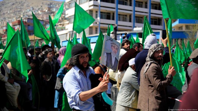 Los talibanes clausuran oficinas del Partido Islámico y arrestan a su personal