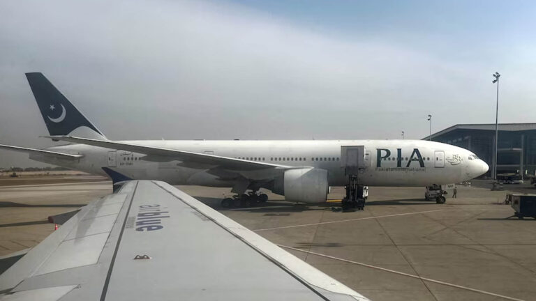 Tensiones entre Nueva Delhi e Islamabad; India cierra su espacio aéreo a los vuelos pakistaníes