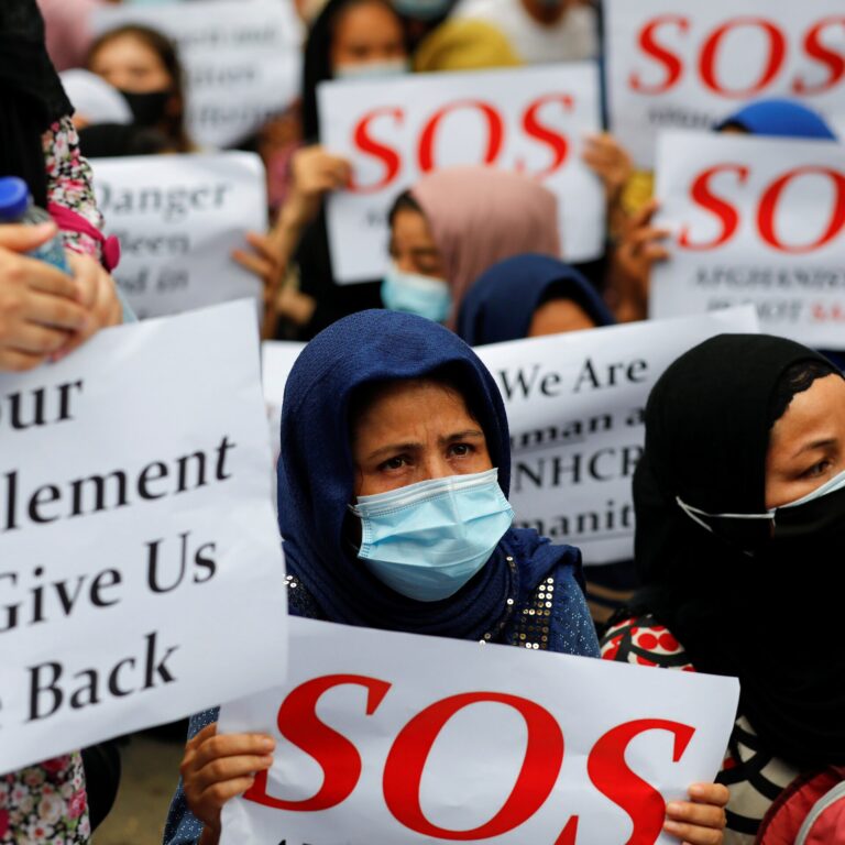 Falta de atención a los casos migratorios; cientos de refugiados afganos protestan en Indonesia