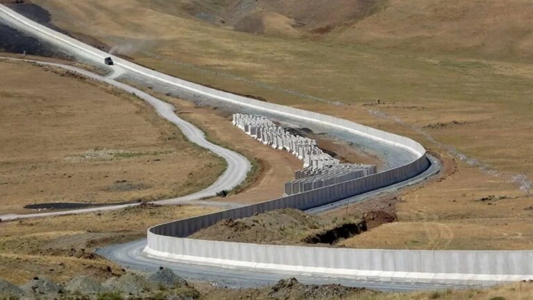 Irán ha construido un muro de 100 kilómetros en su frontera con Afganistán