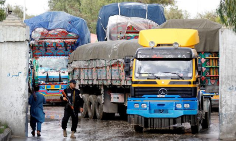 Pakistán permitió la entrada a la India de 150 camiones de carga afganos
