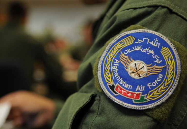 Un piloto del gobierno anterior de Afganistán se inmola tras recibir una “orden de salida” de Irán