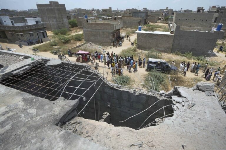 India acusa a Pakistán de atacar sus bases militares