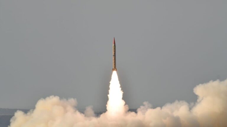 Tensión entre Islamabad y Nueva Delhi: Pakistán prueba un misil con capacidad para portar ojivas nucleares